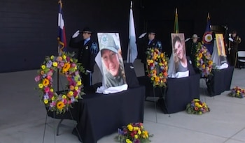Cuatro retratos de personas, cuatro coronas de flores, cuatro ofrendas florales y oficiales uniformados rindiendo honores frente a banderas