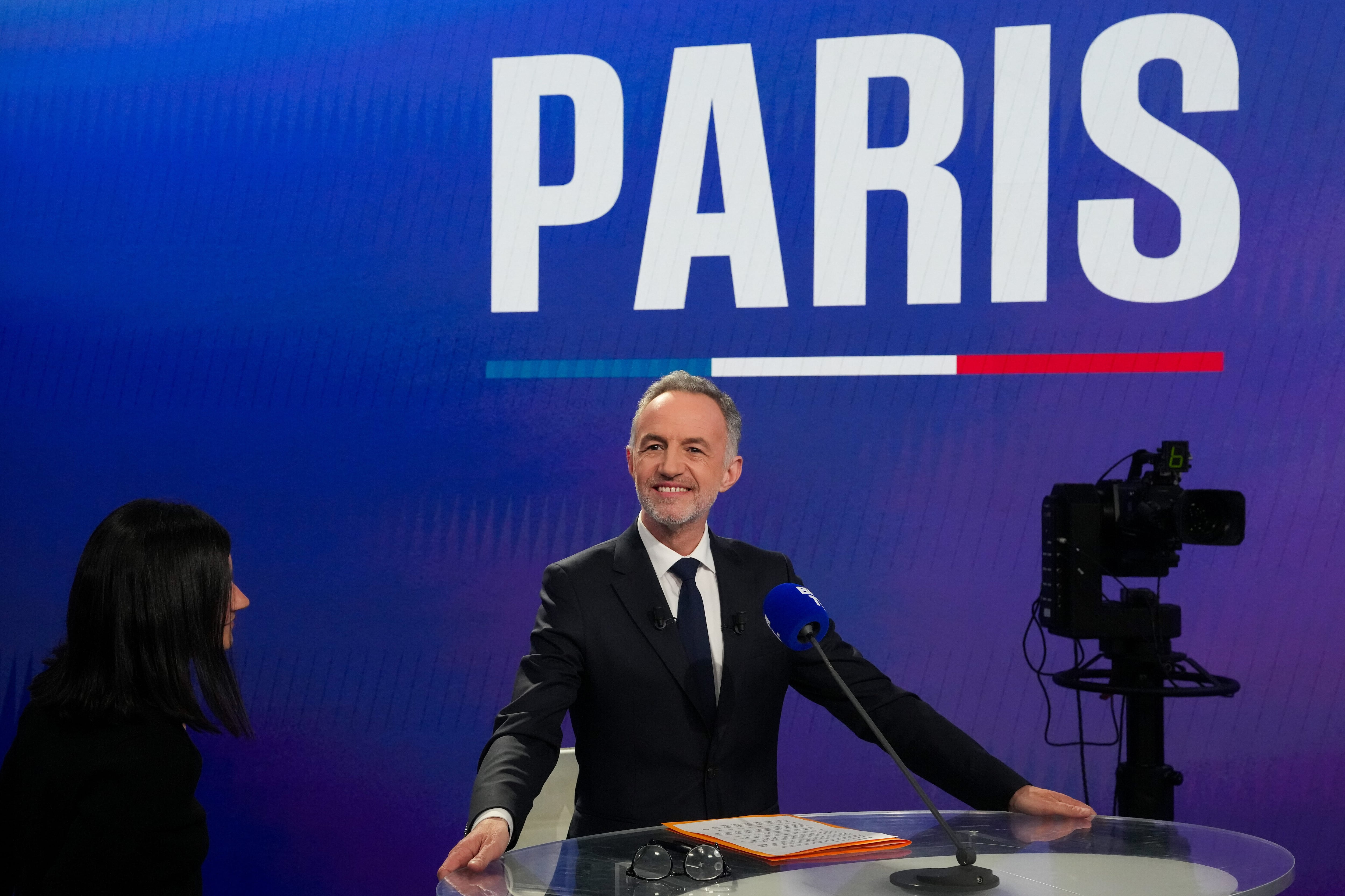 El candidato socialista para la alcaldía de París, Emmanuel Gregoire, antes de un debate televisado (AP Foto/Thibault Camus)