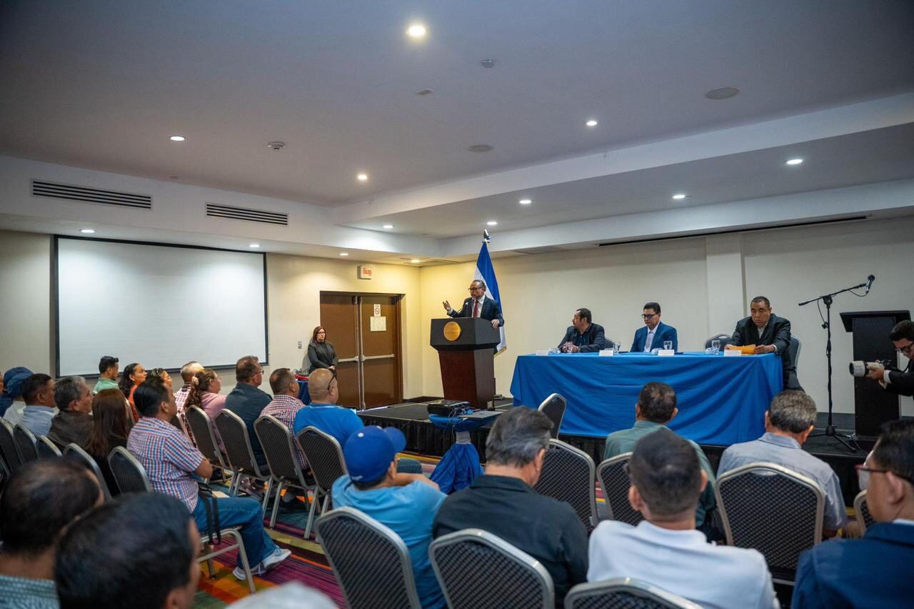 Transportistas históricos dejan atrás la competencia aislada para asociarse en una entidad inédita. Apoyos desde la asamblea legislativa y la sociedad transforman la rutina de miles en San Salvador este (Foto cortesía Ernesto Castro)