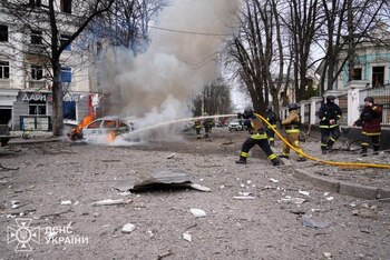 Bomberos trabajan en el lugar