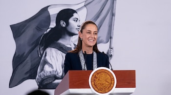 Claudia Sheinbaum en un podio con el escudo de México y micrófonos, frente a una ilustración de una mujer con la bandera mexicana.