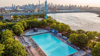 Nueva York reabre Astoria Pool en Queens, la piscina pública al aire libre más grande de la ciudad y con entrada gratis