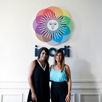 Victoria Donda junto a la