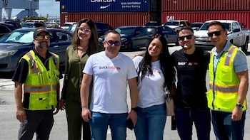 Ana junto a los integrantes