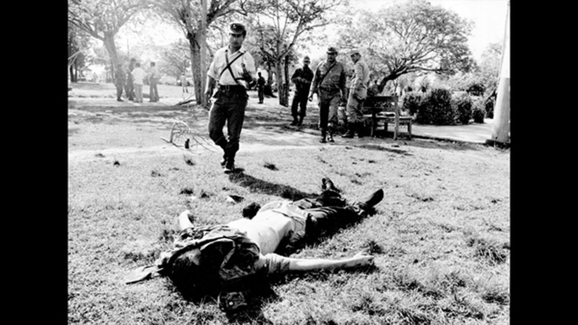 Cuando todo terminó. Un hombre yace muerto dentro del regimiento atacado por el denominado ejército montonero