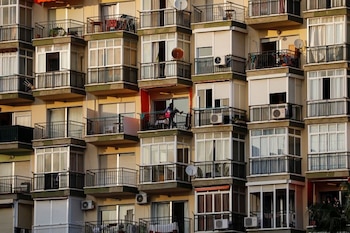 Un bloque de pisos en Torremolinos con viviendas vacías, REUTERS/Jon Nazca