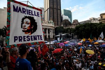 Cientos de personas participan en una concentración para conmemorar el aniversario del asesinato de la concejala Marielle Franco en Río de Janeiro (EFE/Marcelo Sayao/Archivo)
