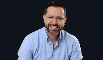 Jaime Andrés Beltrán, ministro de Vivienda, que ue visto en playas de Santa Marta en medio de la tragedia por el terremoto en Colombia de 10 de agosto - crédito Facebook