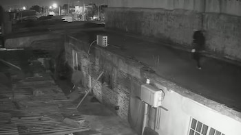 Falsos policías simularon un allanamiento para entrar a una casa, no pudieron y escaparon por los techos
