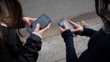 18 niños y adolescentes llaman cada día a una línea de ayuda porque tienen en mente la idea del suicidio