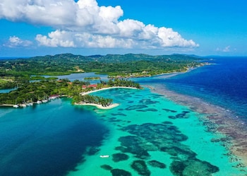Roatán es uno de los principales destinos turísticos de Honduras, reconocido por sus playas de aguas cristalinas y arrecifes coralinos. (FOTO: Revista y Estrategia de Negocios)