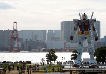 Imagen de archivo referencial de visitantes mirando a un robot de 18 metros de la popular serie de animación japonesa "Gundam" en un parque en Tokio, Japón. 7 de julio, 2009. REUTERS/Kim Kyung-Hoon