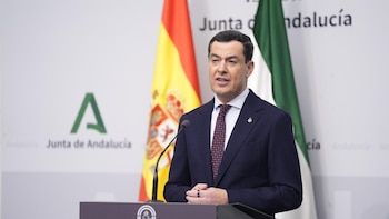 Moreno recibe la llamada del Felipe VI por el incendio de Almería: "Le agradezco su preocupación y condolencias"