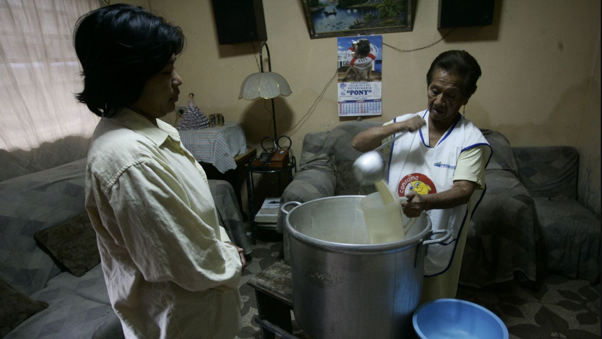 Con barrios golpeados por el hambre, surgió una propuesta para repartir leche en las zonas más pobres de Lima, iniciando una cadena de solidaridad sin precedentes. (Andina)