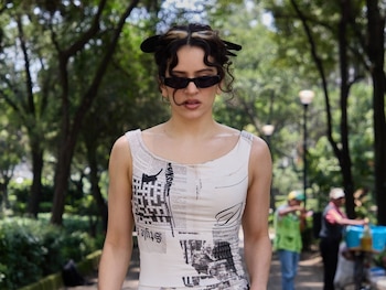 28/08/2026 Rosalía, en Nueva York, con un vestido con estampado de periódico
CULTURA EUROPA ESPAÑA SOCIEDAD
CORTESÍA DE DESIGUAL