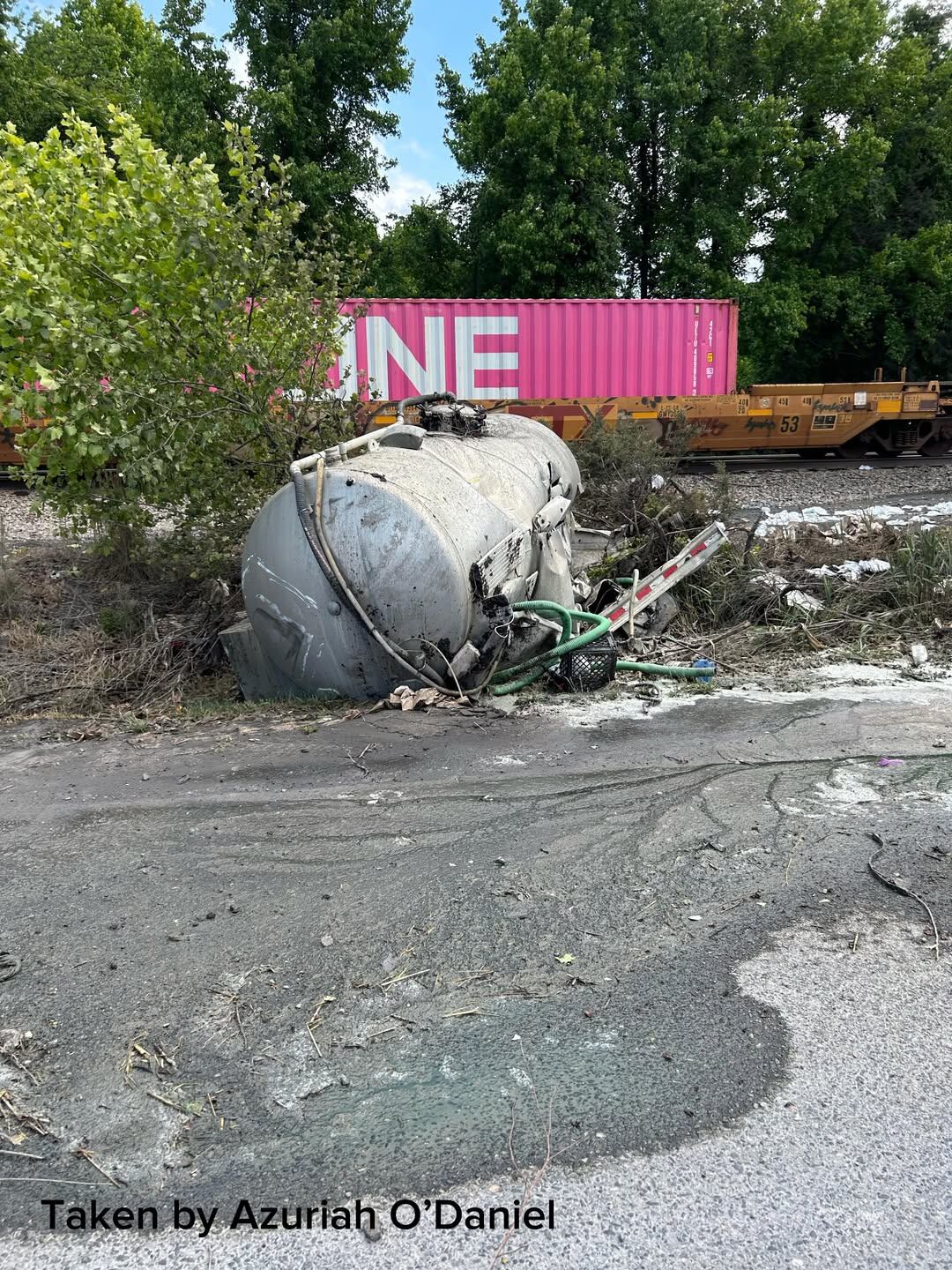 El sitio del accidente corresponde a un cruce privado que no dispone de señales luminosas ni advertencias visuales para el tráfico vehicular (Instagram: @azzyeditss).