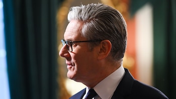 Keir Starmer evalúa su posible renuncia tras la contundente victoria de su rival interno en una elección clave en Reino Unido