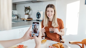 Una mujer habla sobre su desayuno para sus seguidores en redes sociales (Canva)