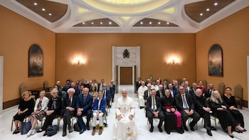 Papa León XIV con escritores