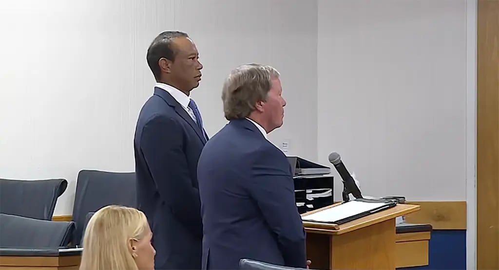 Tiger Woods recibió una multa de 1.500 dólares, con 1.000 por conducción temeraria y 500 por negarse al test solicitado por las autoridades (REUTERS)