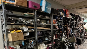 De sillas de ruedas a urnas funerarias: Metro CDMX reporta casi medio millar de objetos perdidos en lo que va del 2026