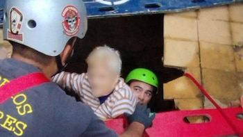 Una mujer de 86 años cayó en un pozo de cuatro metros en su casa de Rosario y tuvo que ser rescatada