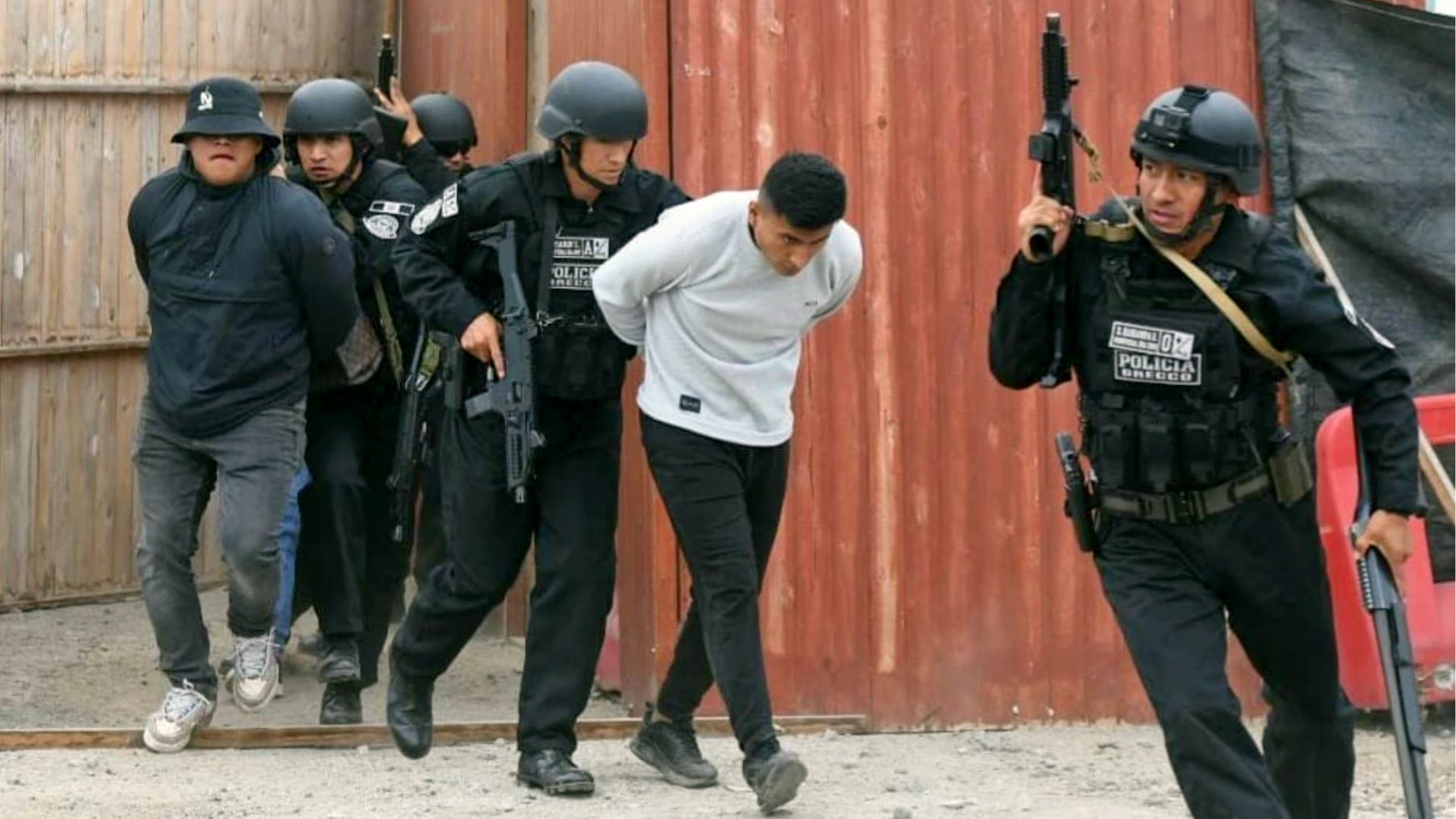 Agentes del Grupo de Respuesta Especial contra el Crimen Organizado de Perú trasladan a dos detenidos durante un operativo de seguridad. (Agencia Andina)