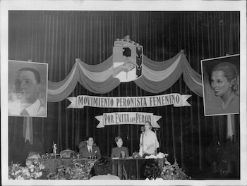 Luego de su regreso de su viaje a Europa, Eva Perón fue la que impulsó y apuró a los legisladores para aprobar la ley