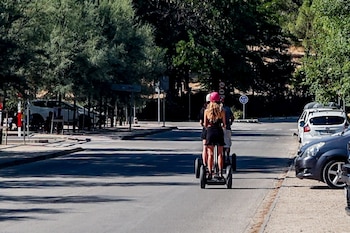 Varias personas recorren las inmediaciones del lago de la Casa de Campo en segways, a 21 de agosto de 2022, en Madrid (España).