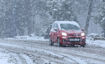 La Ley de Tráfico de 1998 sanciona a conductores que dejen sus motores en marcha durante el deshielo (REUTERS)