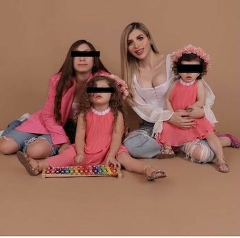 Emma Coronel con sus hijas
