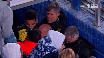 Las imágenes del bochornoso final en Vélez-Defensa: los técnicos Guillermo Barros Schelotto y Julio Vaccari se pelearon en el túnel