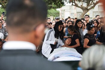 Dolientes reaccionan durante el funeral