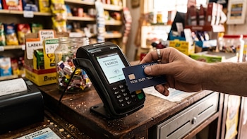 Cae el uso de la tarjeta de crédito: el financiamiento se desplomó 10,1% interanual en agosto