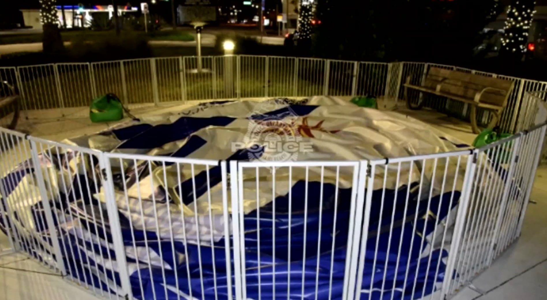 La pelota inflable de FIFA con los colores de Uruguay, formaba parte de 48 instalaciones colocadas en Miami Beach para el Mundial (Miami Beach Police)