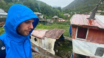 Un argentino en el único pueblo del mundo donde sus habitantes solo pueden moverse en pasarelas