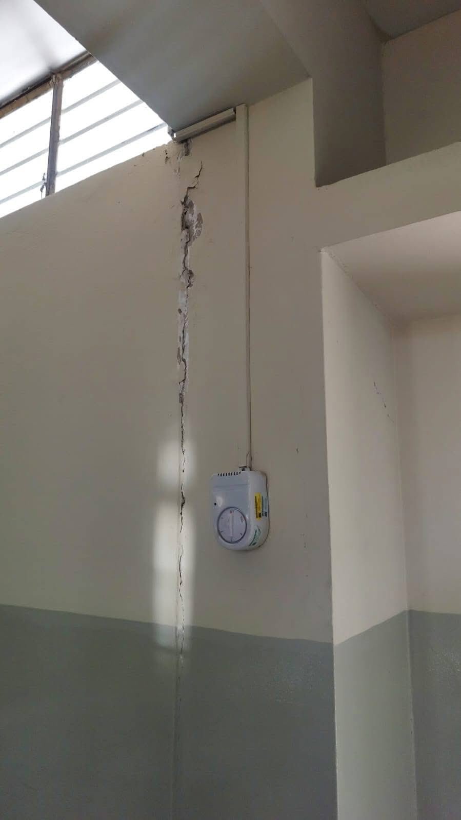 Una grieta significativa es visible en la pared de la Universidad Nacional San Luis Gonzaga de Ica, reflejando los daños causados por el sismo de magnitud 6.1 que afectó la región. (La Lupa)