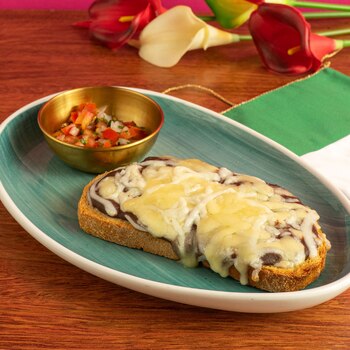 Tosta con frijoles y queso
