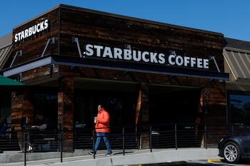 La revisión de la red comercial de Starbucks se realizó luego de impulsar la renovación de 1.500 cafeterías en la región (REUTERS/Mike Blake)