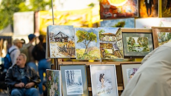 Un expositor de arte en uno de los mercadillos.