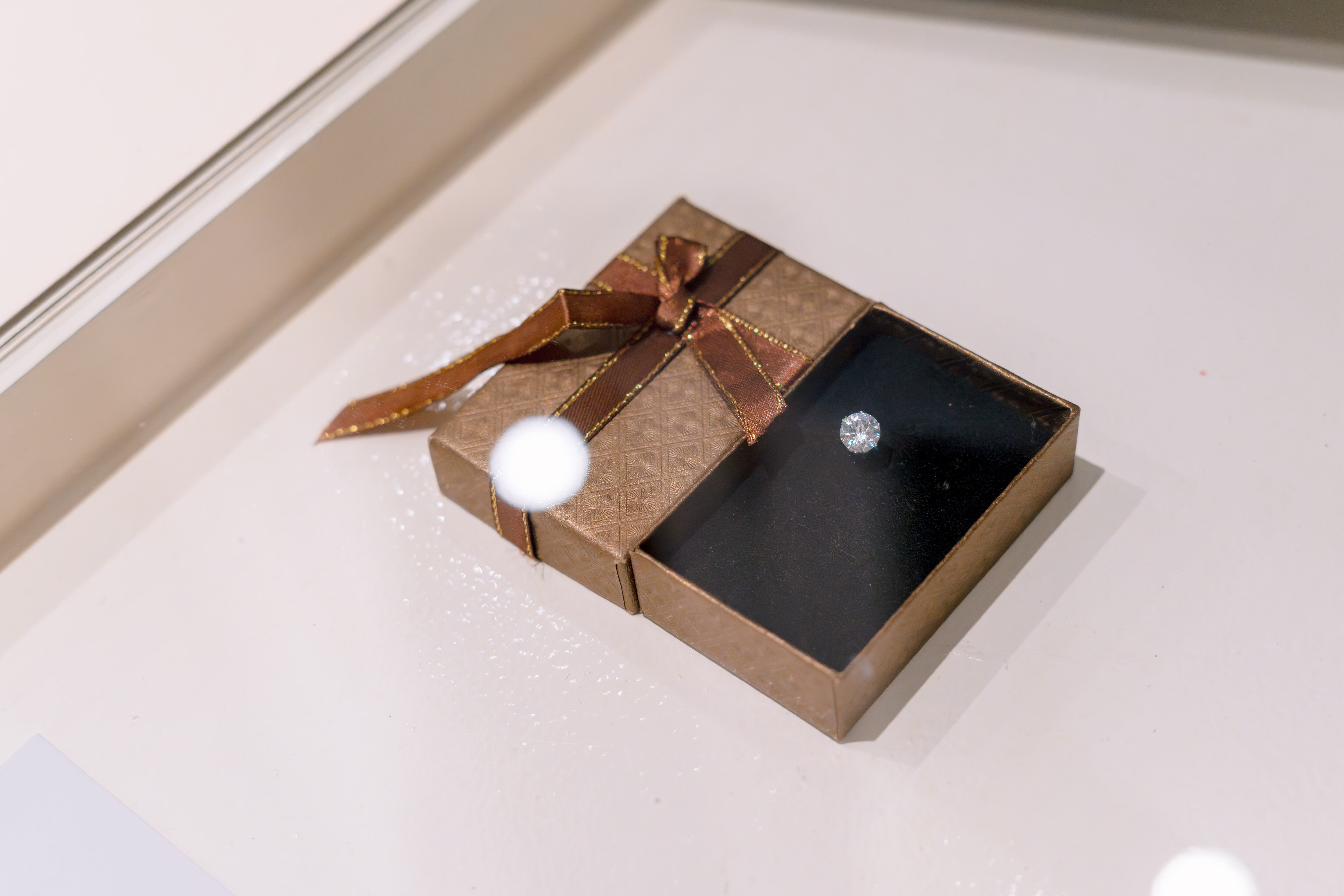 La subasta del arito y otros elementos comenzó el 28 de octubre