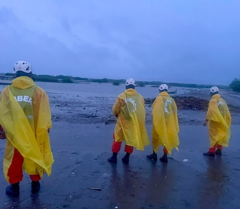 Elementos del Cuerpo de Bomberos realizan vigilancia preventiva ante el incremento del caudal por las lluvias intensas (Cortesía Cuerpo de Bomberos).