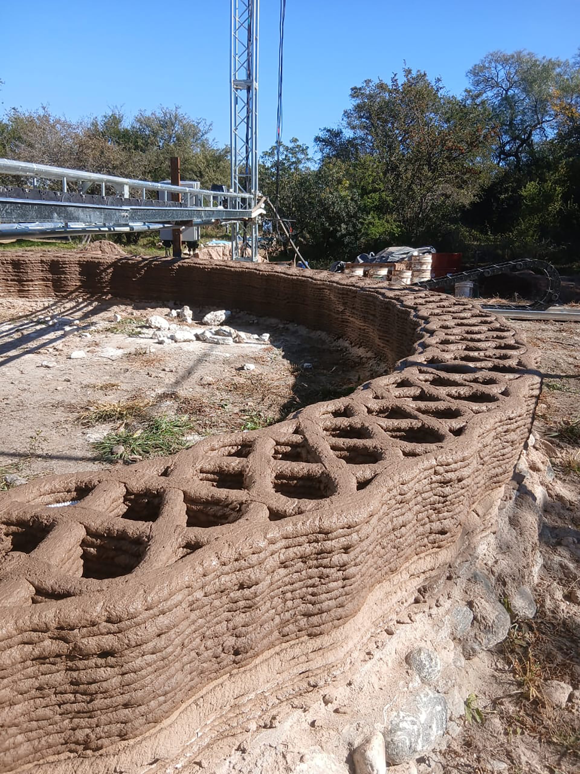 La mezcla utilizada incluye materiales de origen local, como arcilla extraída de canteras cercanas y bosta de caballo, que ayuda a mejorar la plasticidad del barro