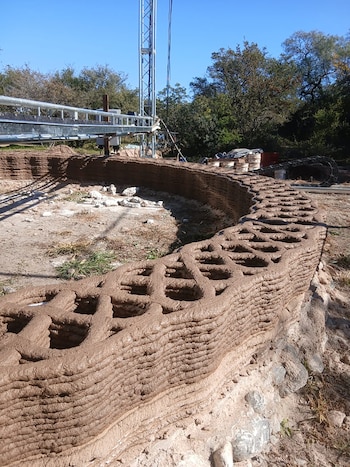 Construyó una casa de barro con una impresora 3D en las sierras de Córdoba