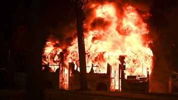 Un bus incendiado por seguidores