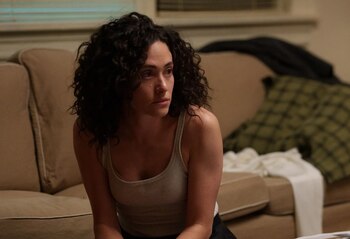 Emmy Rossum es la gran protagonista de la serie 'Furious', creada por Elizabeth Meriwether, uno de los grandes thrillers de la temporada (Disney+)