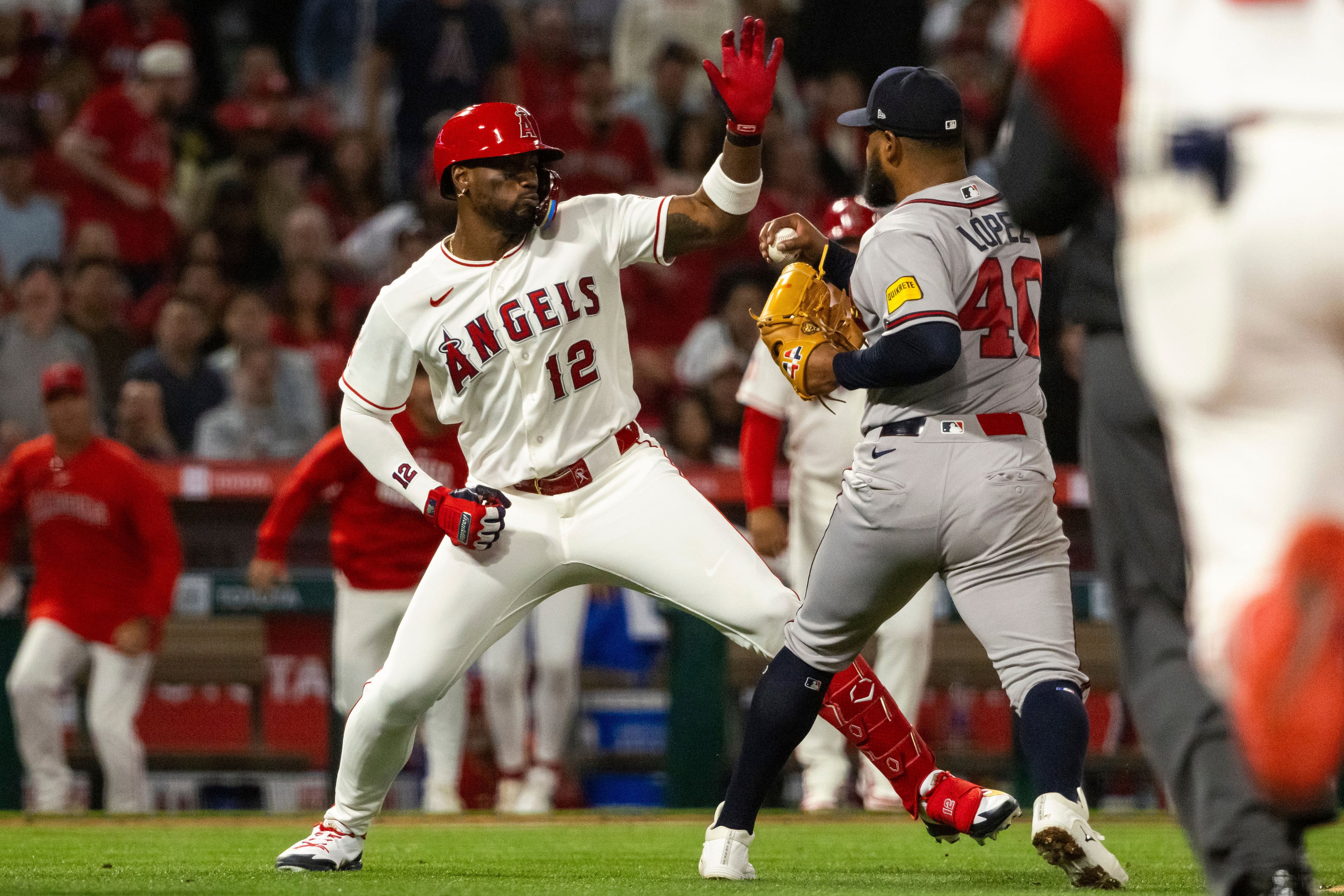 Jorge Soler (12) y Reynaldo López (40) intercambiaron golpes durante el partido (AP)