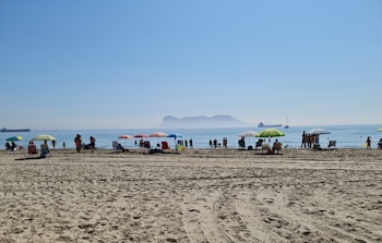 La playa de Algeciras en la que se encuentran los dos chiringuitos favoritos de Malú (Europa Press)