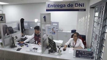 Los ciudadanos deben pagar la tasa correspondiente y completar una solicitud virtual para reservar una fecha y hora de atención - Créditos: Reniec.