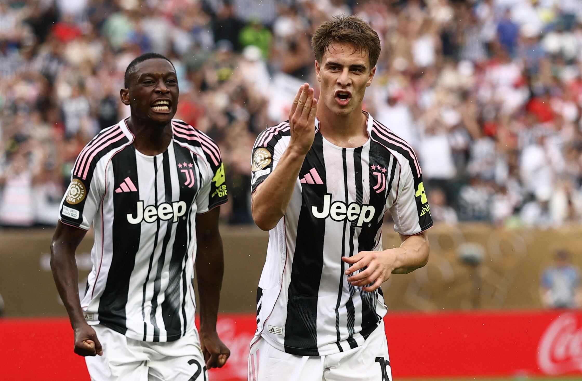 Kenan Yildiz celebrando uno de sus goles con Randal Kolo Muani. - créditos: REUTERS/Lee Smith